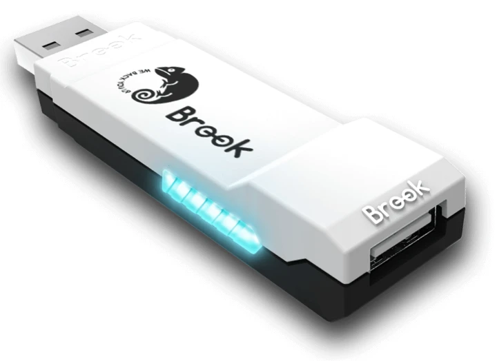 Brook Wingman FGC 2。片側がUSBプラグ、反対側がUSBポートになった小型の変換アダプタ